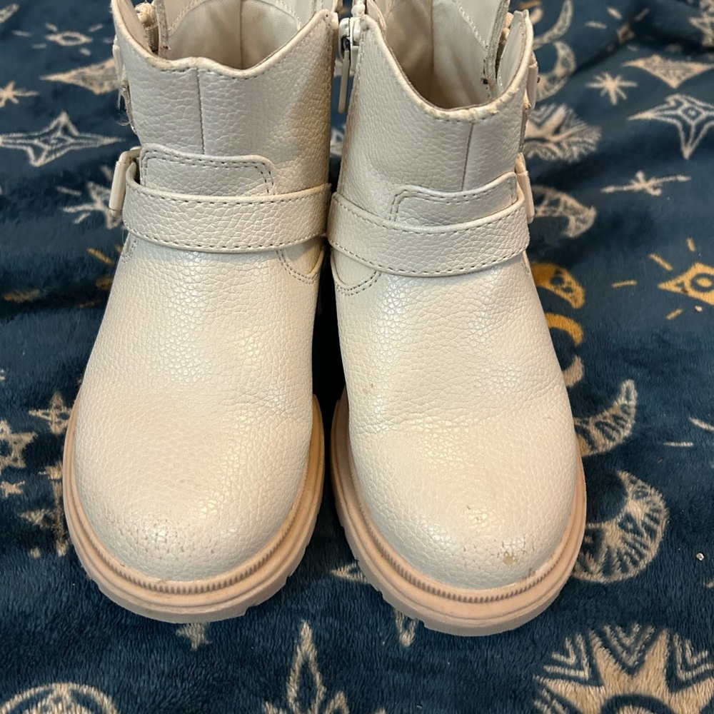 Girls Size 10 Cat and Jack Kids Cream Ankle Boots.